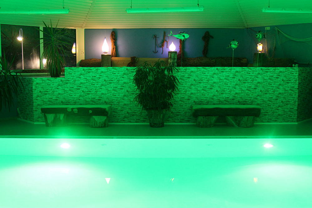 Pool grün beleuchtet Hotel Ostsee
